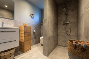 heerlijke badkamer met regendouche